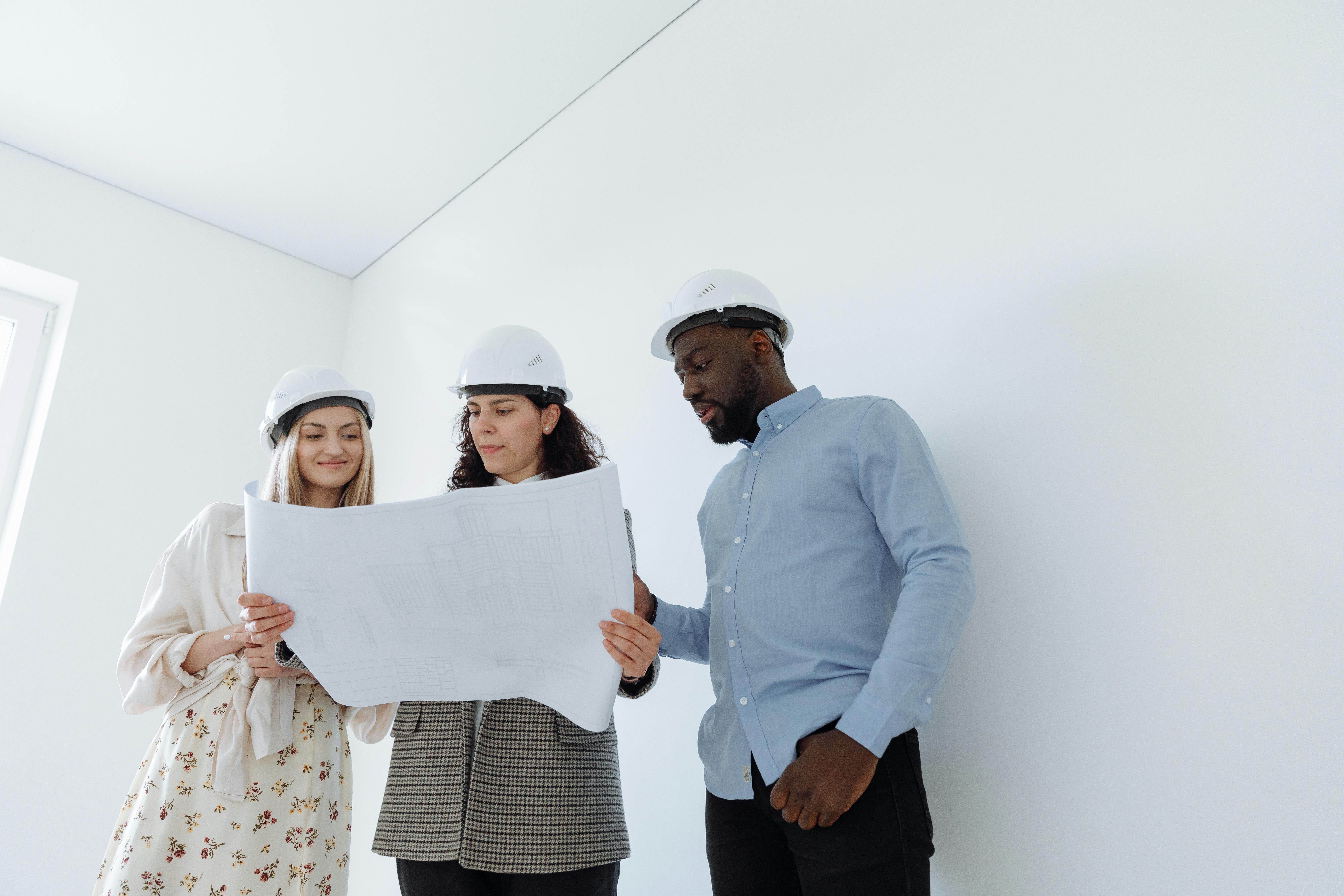 personnes plan casques de chantier